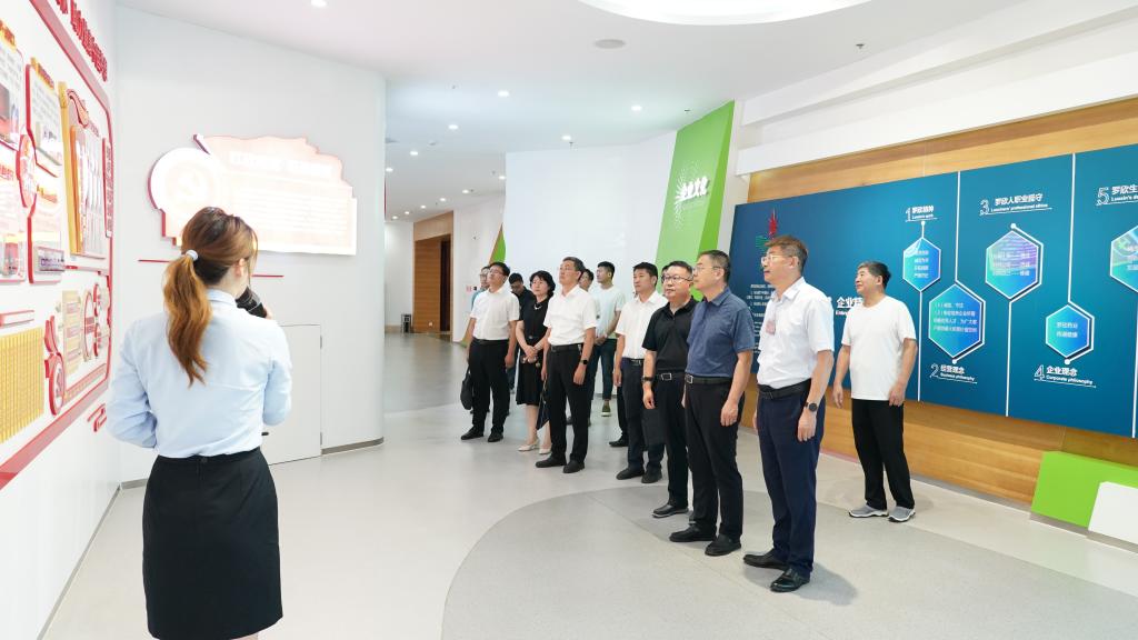 罗欣考察(1).jpg